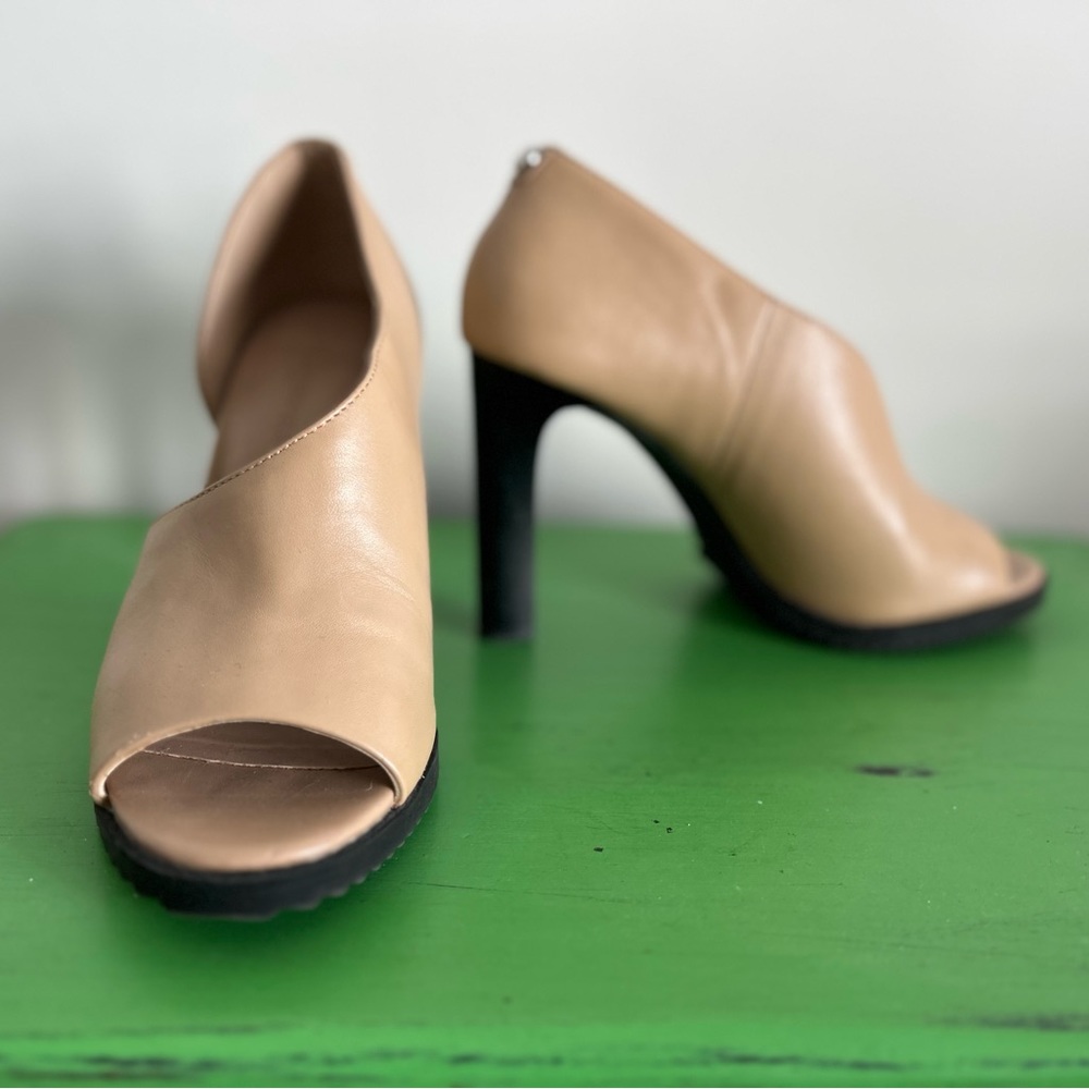 Karl Lagerfeld Paris Brett’s Nude Women’s Leather Lip Dress Sandals, Size 8.5M
